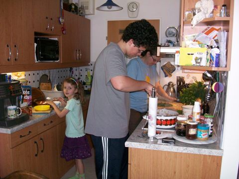 Monika und Kinder beim Kochen